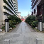 味噌ラーメン百庵 - 成子天神の前を通って西新宿へ行くのが、最も近い駅です。