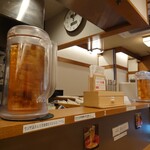 味噌ラーメン百庵 - カウンター上のお茶。