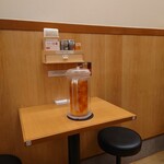 味噌ラーメン百庵 - 二人掛けテーブル席。