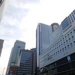 味噌ラーメン百庵 - お店を出て左を見上げると、この景色。