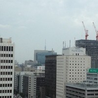 東京會舘 銀座スカイラウンジ - 外の眺め　スカイツリーの頭が見えます。