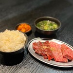 横膈膜肉和五花肉品尝比较午餐