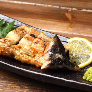 Charcoal-grilled and straw-grilled fish made with fresh fish from all over the country are our specialty.