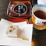 Esashi Ryotei Kuki - おせんべい、黒豆茶とカラメル羊羹 