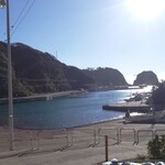 まるよし食堂 - 右の小山の下が釣り場