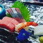 日本料理まるい - 造り（縞鯵・本鮪・巻海老・烏賊）