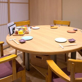 【円卓テーブル個室｜4〜7名様】円卓を囲み和やかなひとときを。接待やご会食に最適