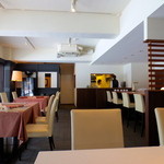 ラ・ヴァガボンド - 明るい日差しが差し込むシックな空間