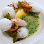 ラ・ヴァガボンド - 〈輪島〉『柳メバル』のポシャ 新玉葱と貝類のロワイヤル ヴェルヴェーヌ香る海藻ブイヨン注いで