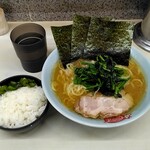 ラーメン 町田家 - ラーメン780円＋無料半ライス