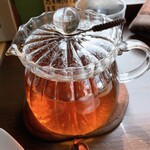 サルトリイバラ喫茶室 - 紅茶の入ったガラスポット