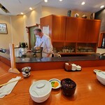 天婦羅 天良 - カウンターからの大将