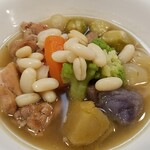 キッチン ブルー グローブ - スモークチキンのポトフのアップ