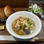 キッチン ブルー グローブ - スモークチキンのポトフ、クラハムロールパン