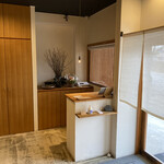 お料理 ちゃとら - 出入口とカウンター