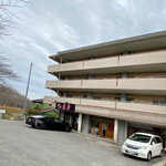 お料理 ちゃとら - 建物遠景
      真ん中が店舗