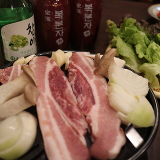 名物「サムギョプサル」をはじめ、本格的な韓国料理が勢揃い