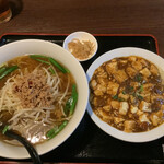 上海龍亭 - 台湾ラーメンと麻婆丼セット（画像は間違った麻婆豆腐）