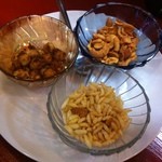 南インド料理 なんどり - インドなオードブル三点盛り（500円）手前から時計回りにスパイスライスパフ、豆のココナッツ和え、マサラカシューナッツ