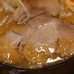 餃子専門店の貴州 - 豚骨スープで旨味も十分ある。
            
            半熟の味玉にチャーシュー1枚
            
            チャーシューは獣臭がしてたけれど
            味噌スープの香りと濃さで搔き消されて
            よく分からなくなった。
