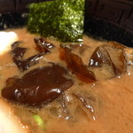 とんこつ屋　秀虎 - 豚骨ラーメンの具に薄手のキクラゲを使うのは珍しいですね。