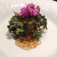 日本料理 晴山 - 先附け 
                もみじがさと帆立の胡麻和え 出汁のジュレと紫蘇の花 