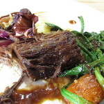 Ryoriya Takashima - メイン～淡路島産の但馬経産牛の肩肉 赤ワイン煮込み アンデスレッド（じゃがいも）のピューレ ニンジン 篠山産のほうれん草 トレビス（キク科の多年生植物）