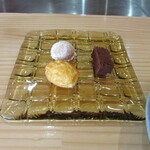 Ryoriya Takashima - マドレーヌ・スノーボール・奥丹波（日本酒）の酒粕を使ったチョコレートのテリーヌ