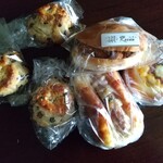 ルアン京町製パン所 - チョコチップスコーン3個。メンチカツパン、ハンバーグパン、ジャーマンフランク