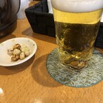 195964361 - ご婦人の継いでくれたビール