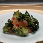 温石 - ●近くで採れた南蛮海老　プチヴェールの素揚げと共に