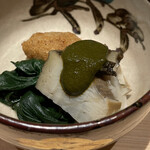 温石 - ●近くで採れた鮑　肝ソースで　静岡在来種の麻機蓮根の摺り下ろし揚げ団子