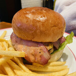 アメリカンハウス CIAL桜木町店 - チーズベーコンバーガー