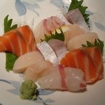 醪音 - 『刺身盛り合わせ』～♪　かんぱち、鯛、サーモン、ホタテ貝柱の４種～♪(^o^)丿