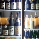醪音 - カウンター前の冷蔵庫にも、沢山のお酒が冷やされている！(^o^)丿