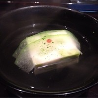 日本料理 晴山 - お椀
                そら豆の真薯（しんじょ）と冬瓜
                