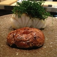 日本料理 晴山 - 焼き物
                  新ごぼうをすりおろして作った餅、佐島の鱸 、大葉の素揚げのせて