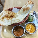 クラウンカリー&ケバブ - マトンと日替わり2種類カレーナンセット1,210円