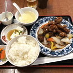 Koumi - 黒酢酢豚定食850円。相方さんが食べきれないごはんの量でした