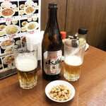 Koumi - 中瓶ビール580円。塩のきいたピーナッツがお通しでついてきます