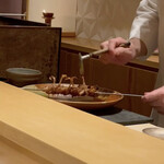 銀座 しのはら - 見せしめのために足付きで焼かれる鶉