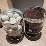 195975587 - パールチョコと柚子のチョコボールのセットとチョコレートのガレット