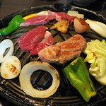 周りに野菜、中央に肉・・・