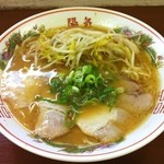 中華そば 陽気 - 醤油豚骨です。想像していたより ずっとパンチが効いていて美味い！
      