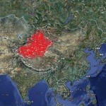 ムカーム - 新疆ウイグル自治区。　面積は、日本の4.5倍。　人口1900万人。　イスラム圏だけど、仏教遺跡も多い。