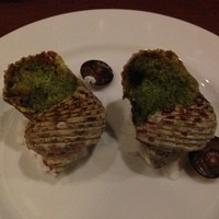 ビストロモンマルトル - 島さざえの、エスカルゴ風ロースト。新鮮な島さざえをエスカルゴにみたてて調理している。上に乗せられたソースが良くあった。