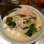 丸花 - 醤油豚骨ラーメン(ほうれん草マシ·ウズラマシ+もやキャベ)