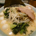 丸花 - 醤油豚骨ラーメン(ほうれん草マシ·ウズラマシ+もやキャベ)