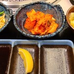 Yakiniku Tamura - 先付けのタレ、サラダ、キムチ、ナムル等