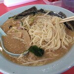 ラーメンショップ - まずは焼海苔2枚をスープの湖に沈めます。これ常識ね。※ 偉そうに言ってます。普通の常識をほとんど理解しておりません。この人は。(笑)